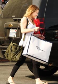 Hilary Duff feet photo thumbnail