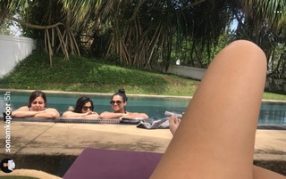 Sonam Kapoor feet photo thumbnail