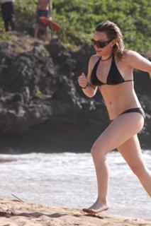 Hilary Duff feet photo thumbnail