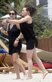 Hilary Duff feet photo thumbnail