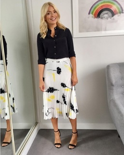 Holly Willoughby feet photo thumbnail