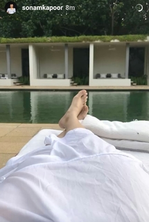 Sonam Kapoor feet photo thumbnail