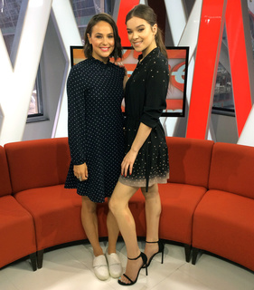 Hailee Steinfeld feet photo thumbnail