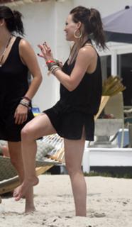 Hilary Duff feet photo thumbnail