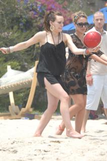 Hilary Duff feet photo thumbnail