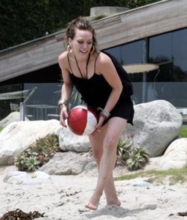 Hilary Duff feet photo thumbnail