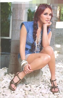 Dulce María feet photo thumbnail