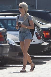 Julianne Hough feet photo thumbnail