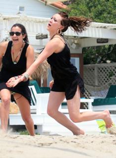 Hilary Duff feet photo thumbnail