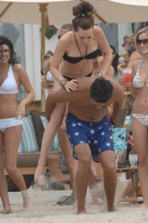 Hilary Duff feet photo thumbnail