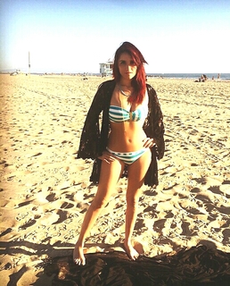 Dulce María feet photo thumbnail