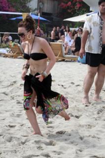 Hilary Duff feet photo thumbnail