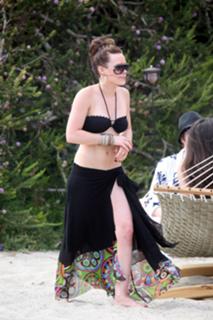 Hilary Duff feet photo thumbnail
