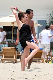 Hilary Duff feet photo thumbnail