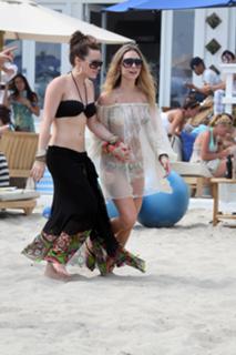 Hilary Duff feet photo thumbnail