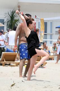 Hilary Duff feet photo thumbnail