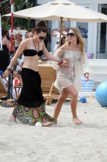 Hilary Duff feet photo thumbnail