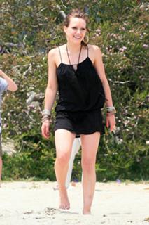 Hilary Duff feet photo thumbnail