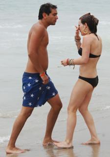 Hilary Duff feet photo thumbnail