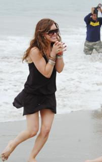Hilary Duff feet photo thumbnail