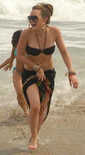 Hilary Duff feet photo thumbnail