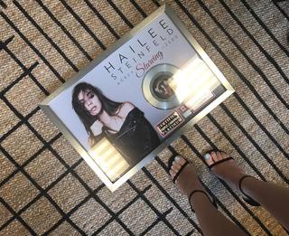 Hailee Steinfeld feet photo thumbnail