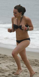 Hilary Duff feet photo thumbnail