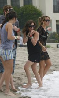 Hilary Duff feet photo thumbnail