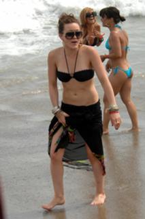Hilary Duff feet photo thumbnail