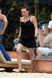 Hilary Duff feet photo thumbnail