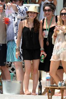 Hilary Duff feet photo thumbnail