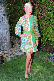 Tori Spelling feet photo thumbnail