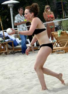 Hilary Duff feet photo thumbnail