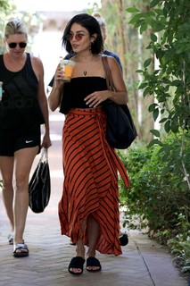 Vanessa Hudgens feet photo thumbnail