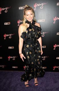 Hilary Duff feet photo thumbnail