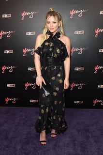 Hilary Duff feet photo thumbnail