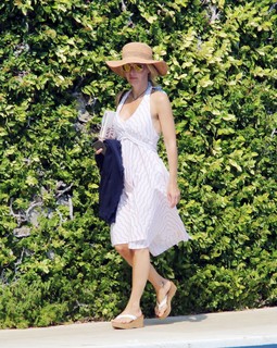 Gillian Anderson feet photo thumbnail