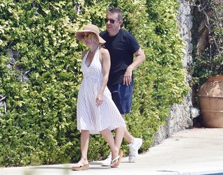 Gillian Anderson feet photo thumbnail