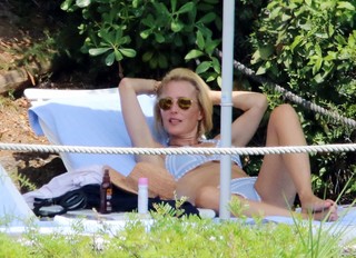 Gillian Anderson feet photo thumbnail