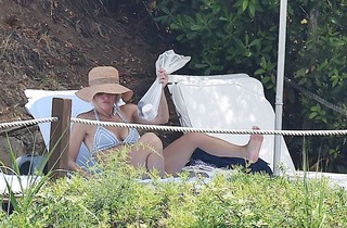 Gillian Anderson feet photo thumbnail