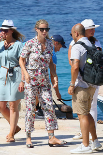 Gwyneth Paltrow feet photo thumbnail