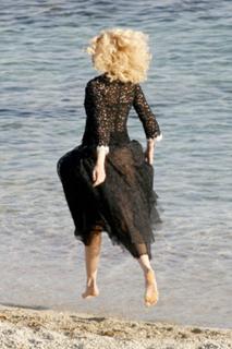 Claudia Schiffer feet photo thumbnail