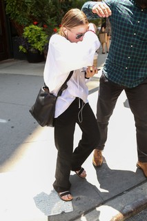 Ashley Olsen feet photo thumbnail