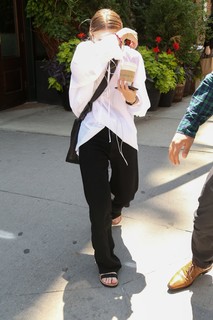 Ashley Olsen feet photo thumbnail