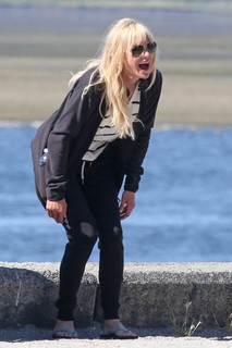 Anna Faris feet photo thumbnail