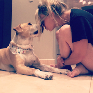 Kaley Cuoco feet photo thumbnail