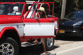 Bethenny Frankel feet photo thumbnail