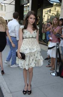 Emma Roberts feet photo thumbnail