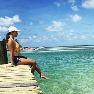 Joy Taylor feet photo thumbnail