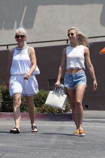 Julianne Hough feet photo thumbnail